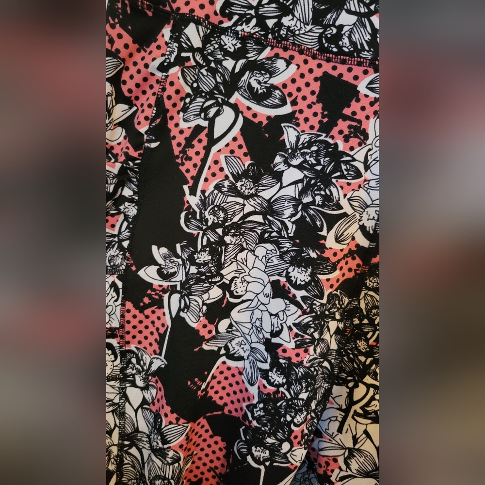 POPfit Cropped Leggings • Pink, White, Black - Picture 3 of 8